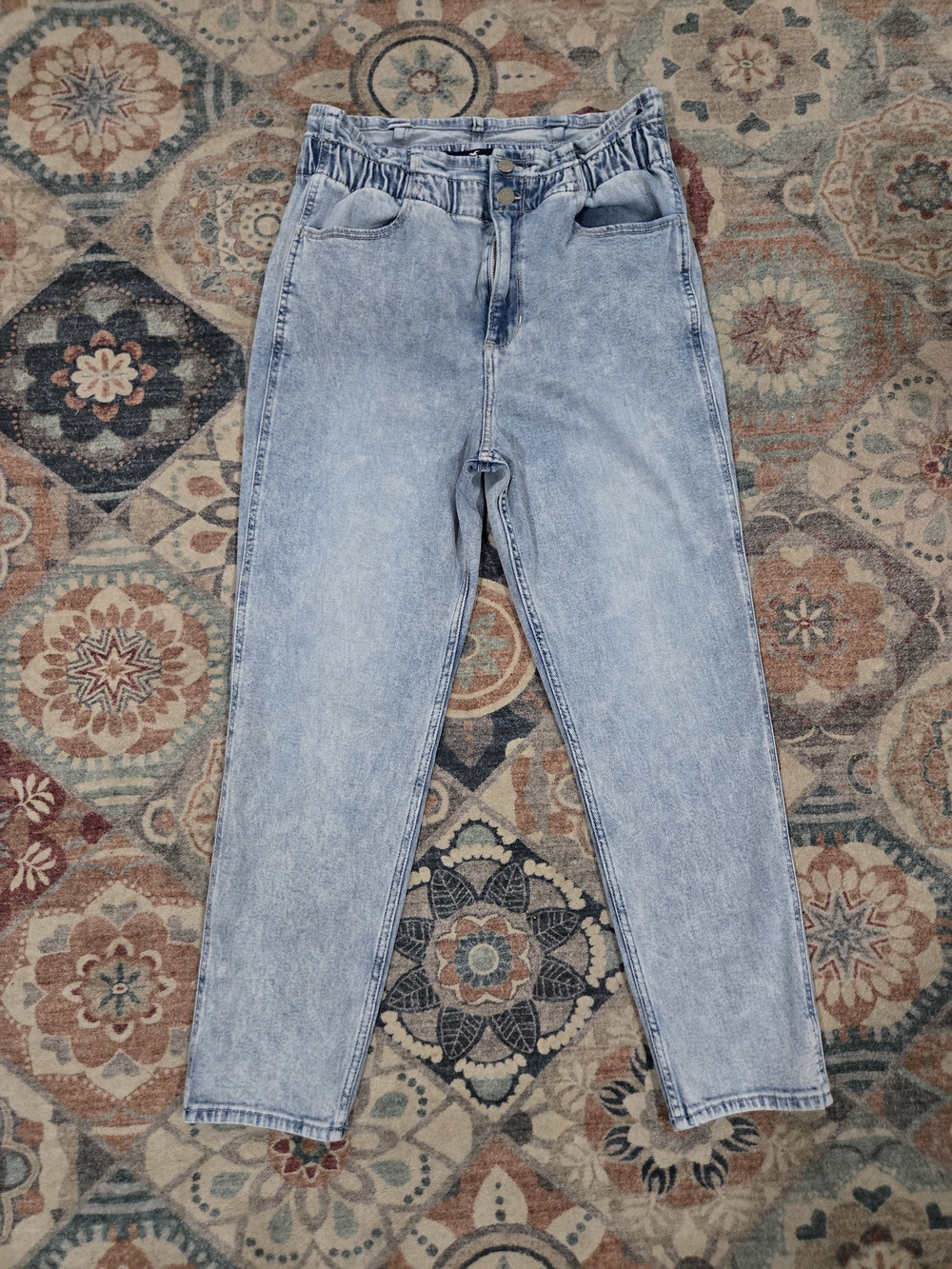 Hollister Ultra High-Rise Light Wash Denim Mom Jeans Medium